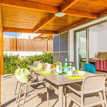 Sleeps 8 Pool Air Con Wifi Калан-Бош