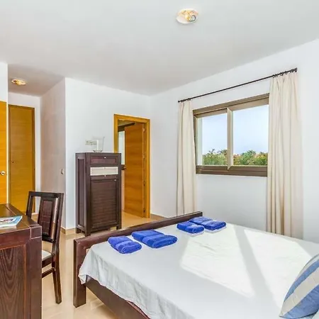 Sleeps 8 Pool Air Con Wifi