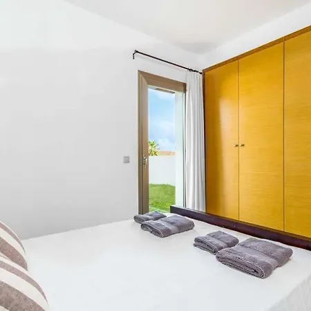 Villa Sleeps 8 Pool Air Con Wifi