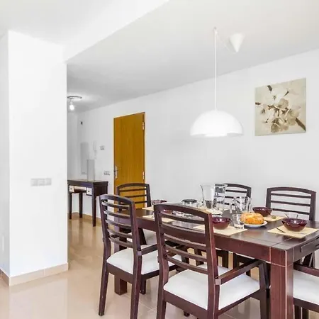 Sleeps 8 Pool Air Con Wifi