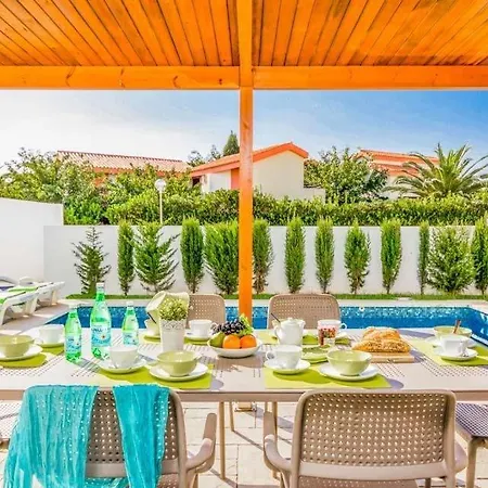 Sleeps 8 Pool Air Con Wifi