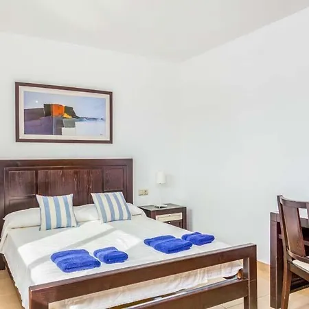 Sleeps 8 Pool Air Con Wifi